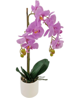 L'orchidée artificielle lilas de 52 cm en pot blanc a des fleurs lilas éclatantes, des bourgeons verts et de larges feuilles vert foncé, disposées dans un pot blanc élégant sur un fond blanc uni.
