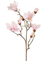 La Branche de Magnolia Artificielle Real Touch Rose 98 cm présente plusieurs fleurs et bourgeons de magnolia rose clair aux pétales doux, un cœur jaune et des tiges marron, le tout sur un fond blanc.