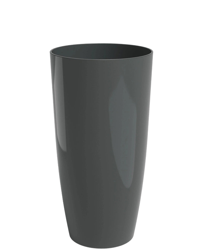 Une grande jardinière Santorini brillante (Ø27 cm x H40 cm) en plastique gris foncé se tient debout sur un fond blanc uni.