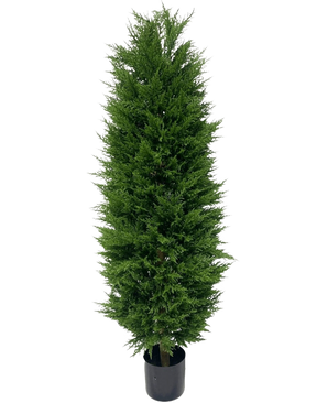 La plante artificielle Conifère de luxe UV 150 cm est un grand conifère artificiel vert luxuriant dans un pot en plastique noir, parfait pour la décoration du jardin et représenté sur un fond blanc uni.