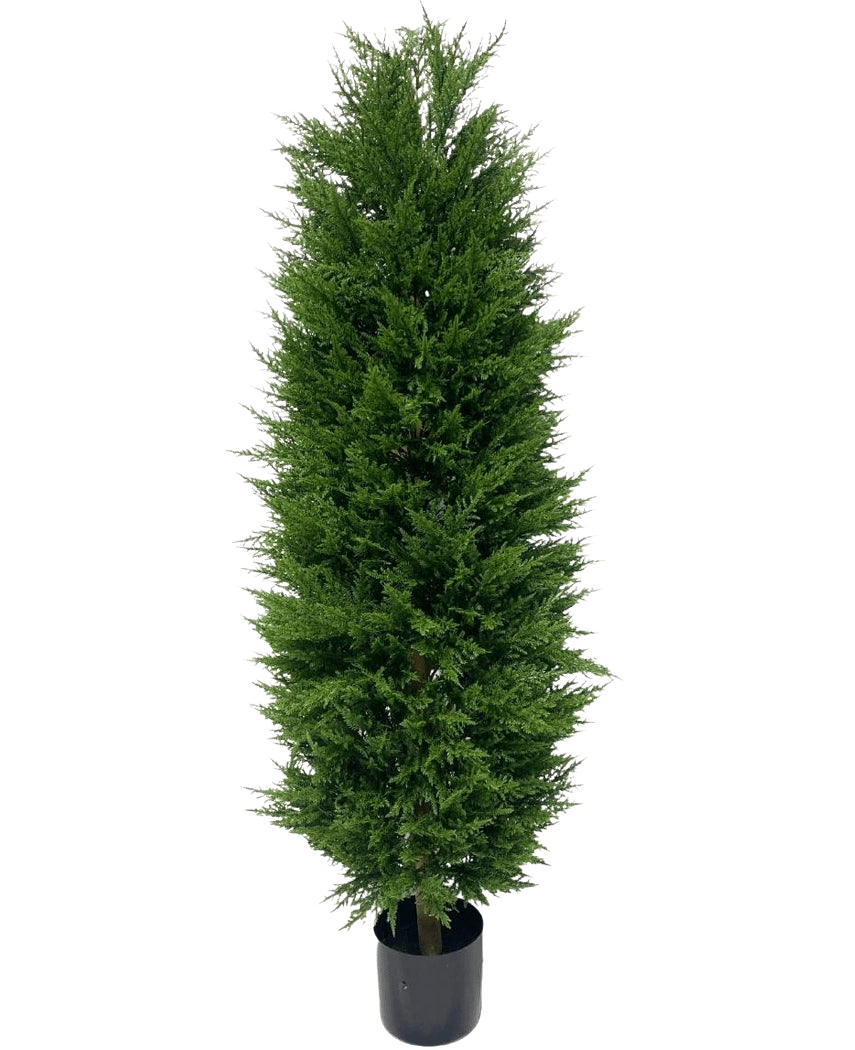La plante artificielle Conifère de luxe UV 150 cm est un grand conifère artificiel vert luxuriant dans un pot en plastique noir, parfait pour la décoration du jardin et représenté sur un fond blanc uni.