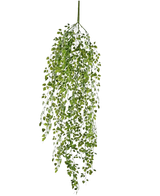 La plante artificielle suspendue mini lierre 91 cm possède des feuilles vertes sur de fines tiges sur un fond uni blanc.