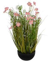 Le pot de gazon artificiel rose Gesang Flower oignon 56 cm ignifuge a un pot noir avec un long gazon artificiel vert et des fleurs rose-blanc tendre, parfait pour un intérieur élégant sur un fond blanc.