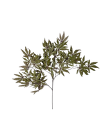 La Branche Artificielle Érable 70 cm vert ignifuge a une tige fine avec de multiples branches, chacune décorée de feuilles vertes pointues en forme d'étoile, et est représentée isolée sur un fond blanc.