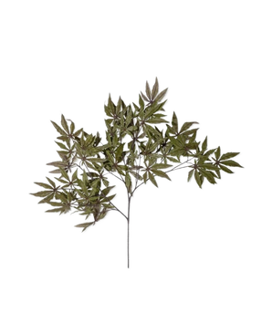 La Branche Artificielle Érable 70 cm vert ignifuge a une tige fine avec de multiples branches, chacune décorée de feuilles vertes pointues en forme d'étoile, et est représentée isolée sur un fond blanc.